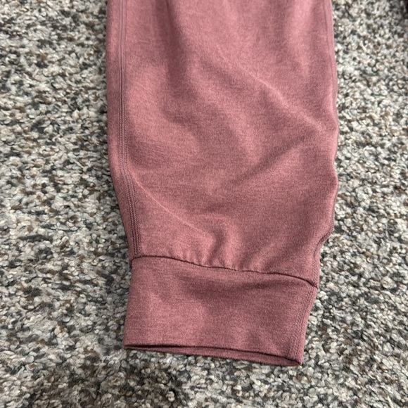 Vuori Performance Jogger, Marsala Heather- small - Picture 3 of 6